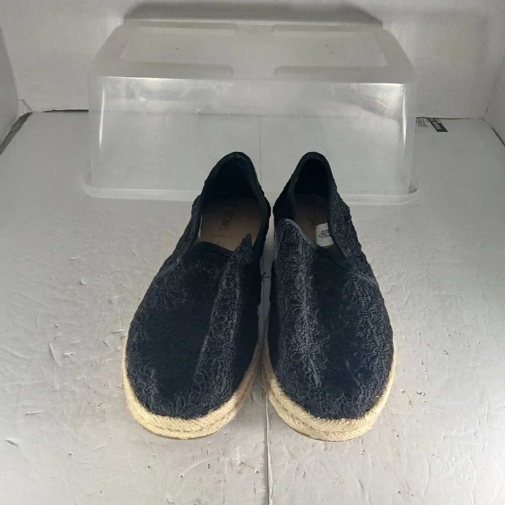 Toms embrace effortless